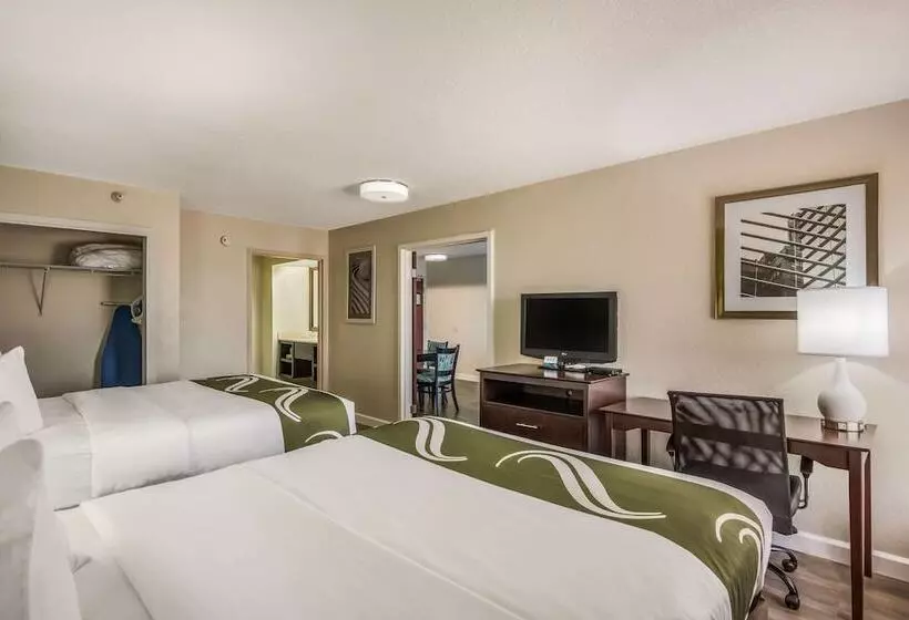 Отель Quality Inn & Suites Quincy Downtown