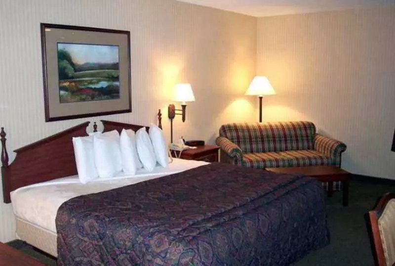 Отель Quality Inn & Suites Quincy Downtown