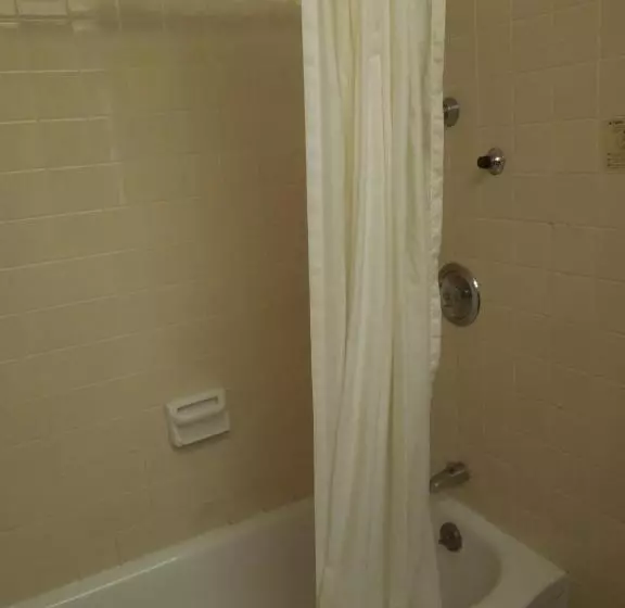 هتل Red Carpet Inn Syracuse Airport