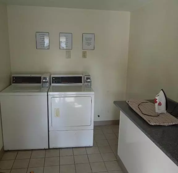 هتل Red Carpet Inn Syracuse Airport