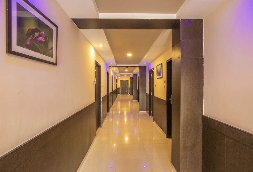 Hotel Capital O 11186 The Lark