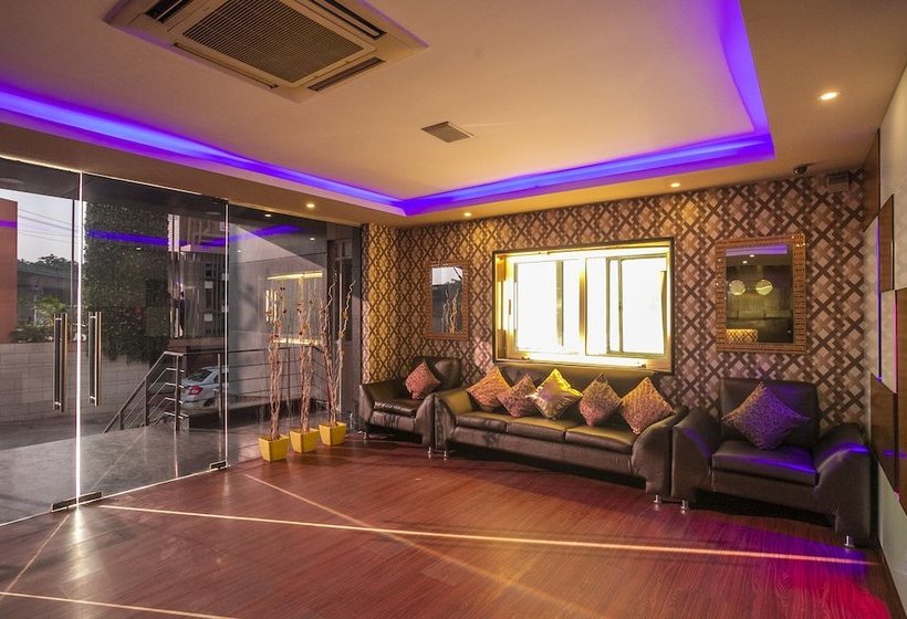 Hotel Capital O 11186 The Lark