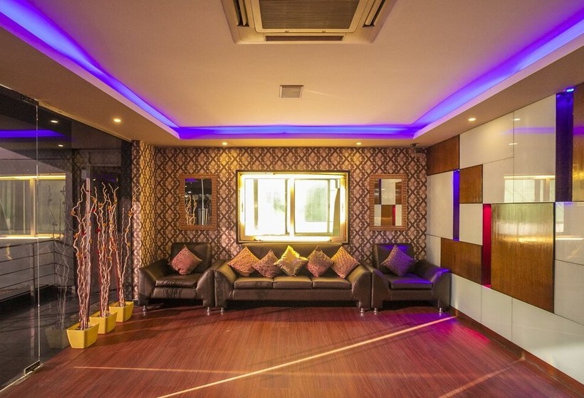 Hotel Capital O 11186 The Lark