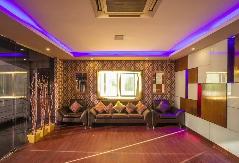 ホテル Capital O 11186 The Lark