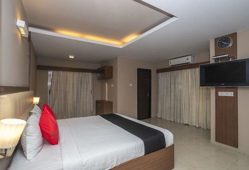 Hotel Capital O 11186 The Lark