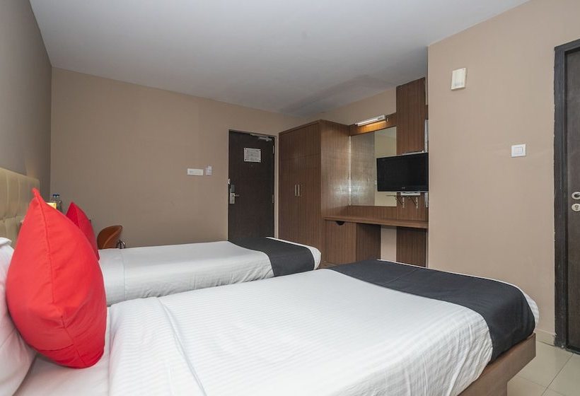 Hotel Capital O 11186 The Lark