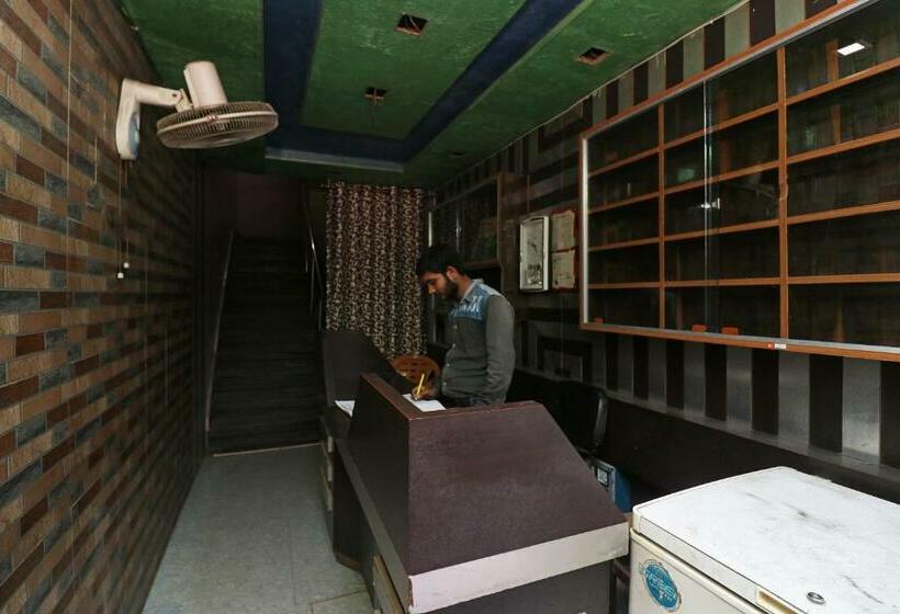 فندق Oyo 37116  Singh Palace