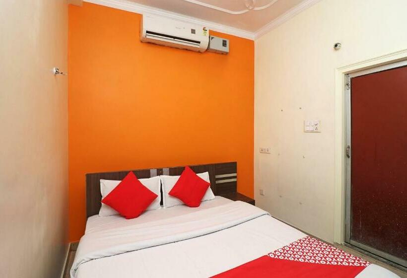 فندق Oyo 37116  Singh Palace