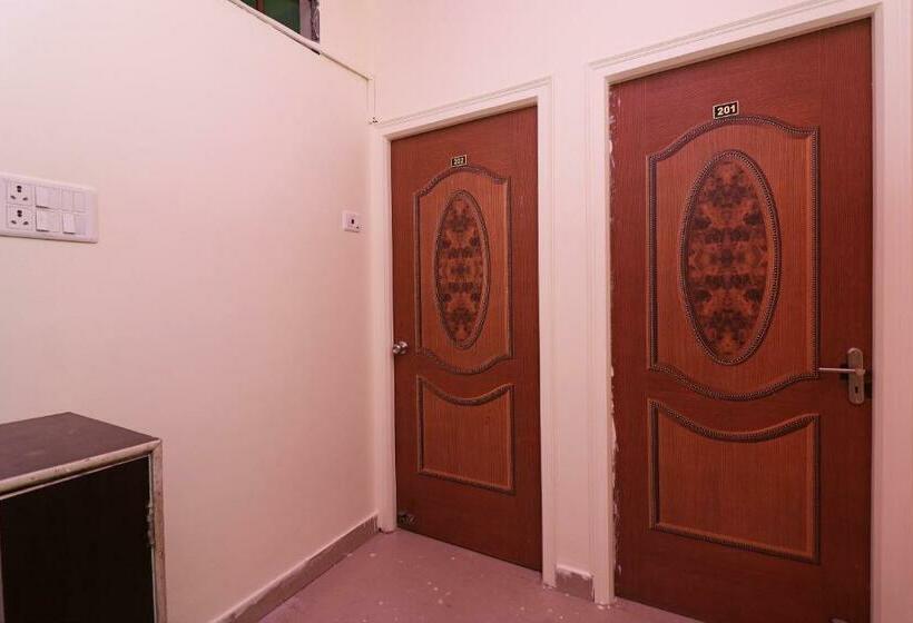 فندق Oyo 37116  Singh Palace