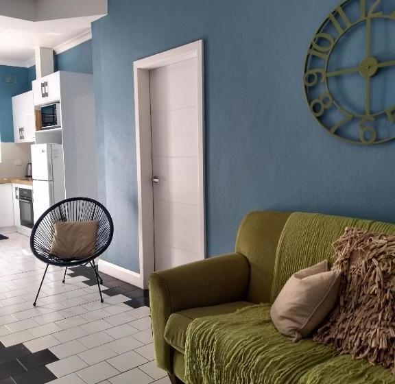 호텔 Kindred Studio Apartments