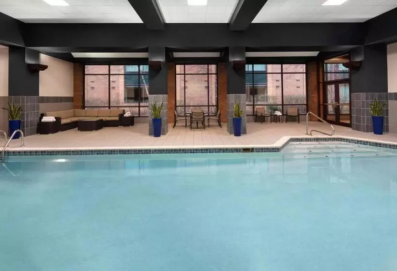 فندق Cleveland Marriott East