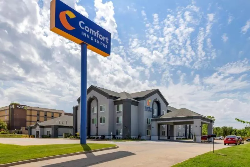 Отель Comfort Inn & Suites