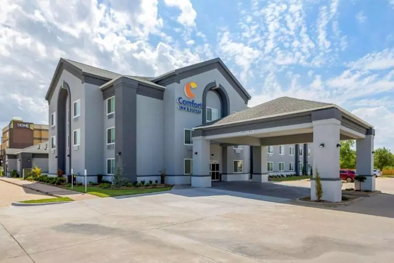 Отель Comfort Inn & Suites