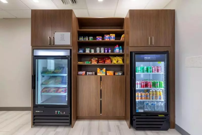 Отель Comfort Inn & Suites