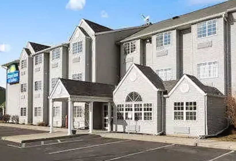 هتل Days Inn & Suites By Wyndham Lafayette In