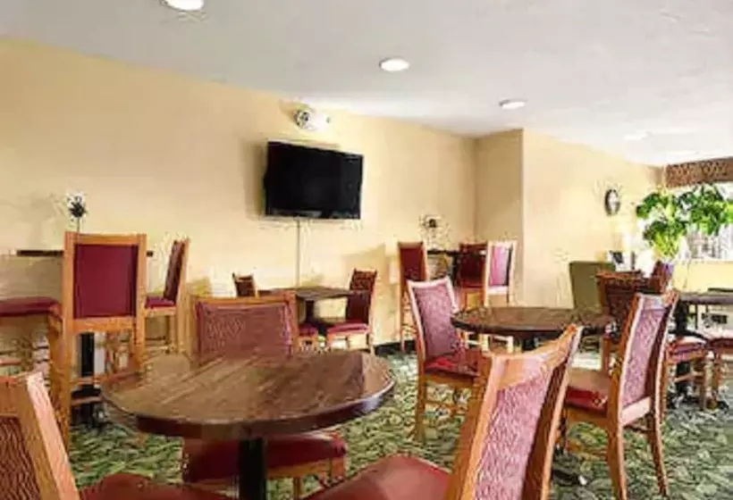 هتل Days Inn & Suites By Wyndham Lafayette In