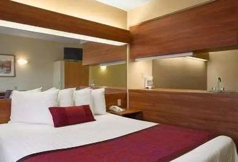 هتل Days Inn & Suites By Wyndham Lafayette In