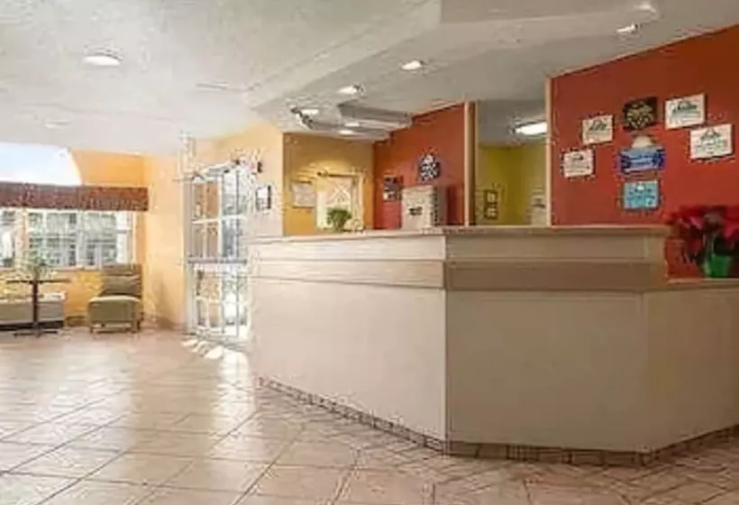 هتل Days Inn & Suites By Wyndham Lafayette In