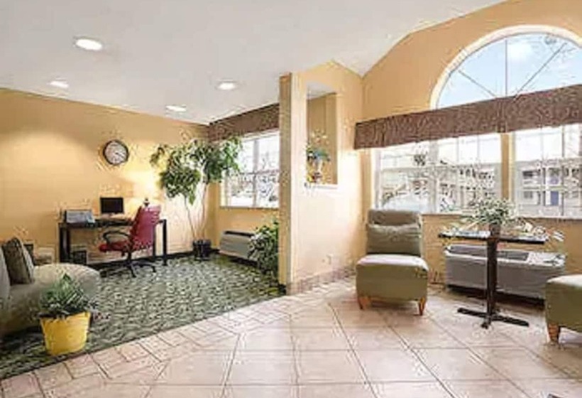 Szálloda Days Inn & Suites By Wyndham Lafayette In