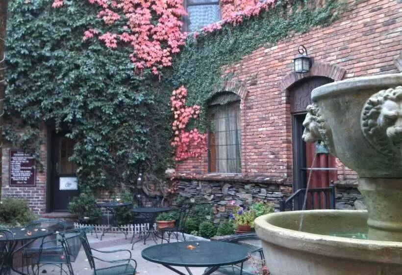 ホテル Historic Cary House