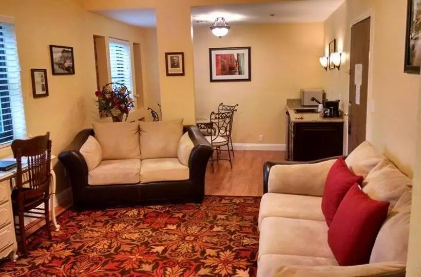 ホテル Historic Cary House