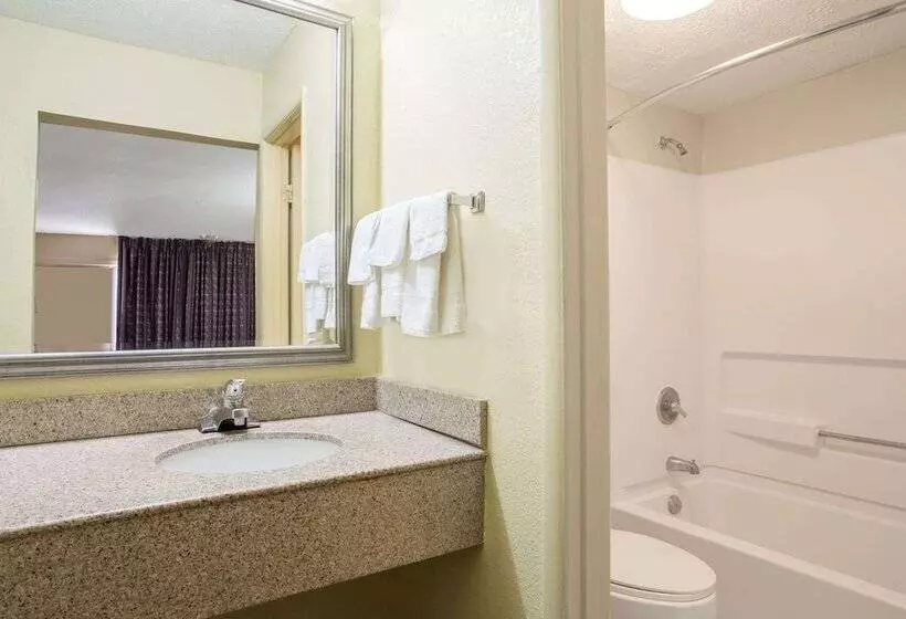 Отель Knights Inn Antioch