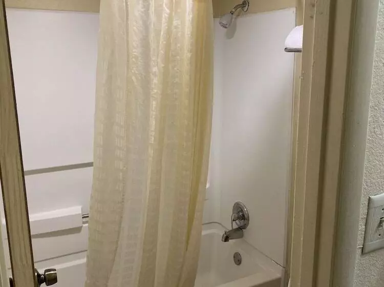 Отель Knights Inn Antioch