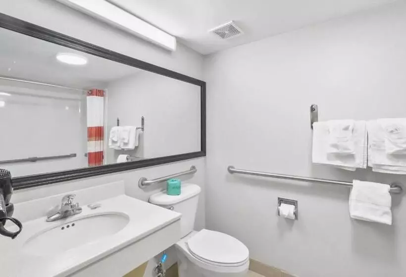 هتل Red Roof Inn & Suites Fayetteville Fort Bragg