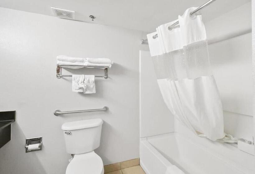 فندق Red Roof Inn & Suites Fayetteville  Fort Bragg