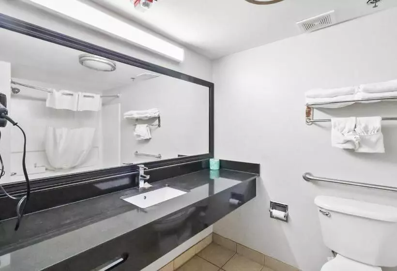 هتل Red Roof Inn & Suites Fayetteville Fort Bragg