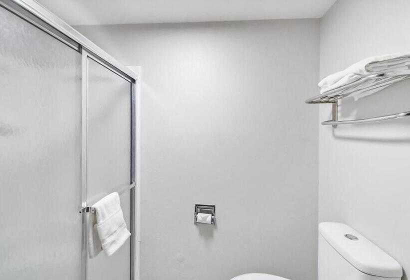 فندق Red Roof Inn & Suites Fayetteville  Fort Bragg