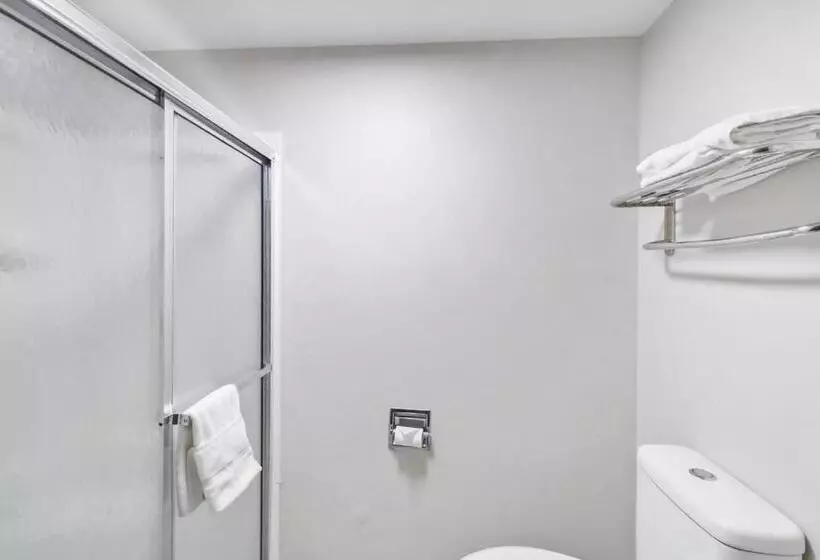 هتل Red Roof Inn & Suites Fayetteville Fort Bragg