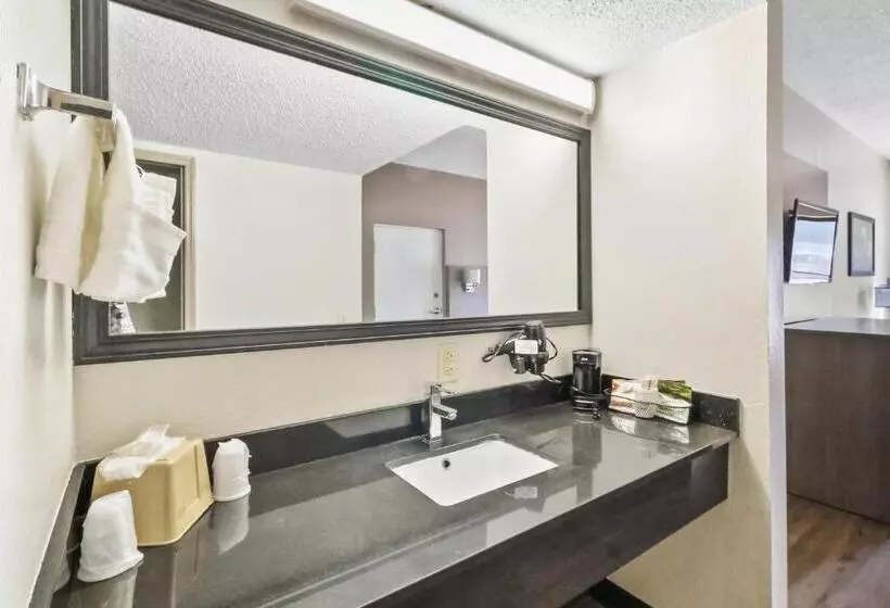 هتل Red Roof Inn & Suites Fayetteville Fort Bragg