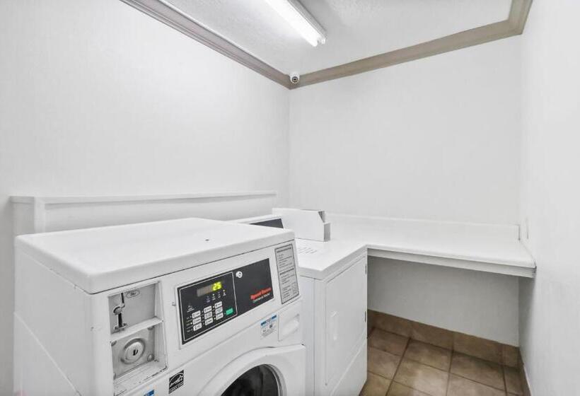 فندق Red Roof Inn & Suites Fayetteville  Fort Bragg