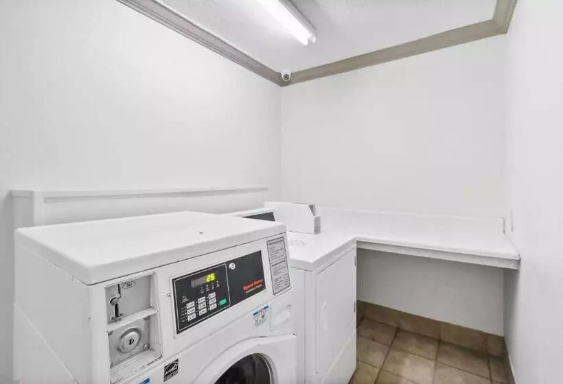 هتل Red Roof Inn & Suites Fayetteville Fort Bragg