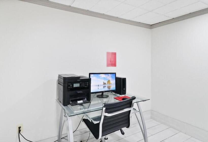 فندق Red Roof Inn & Suites Fayetteville  Fort Bragg