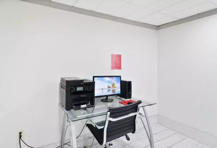 هتل Red Roof Inn & Suites Fayetteville Fort Bragg