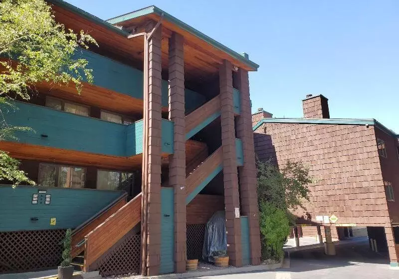 בית מלון כפרי Snow Lake Lodge