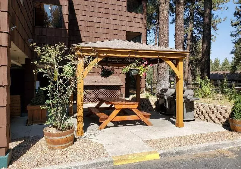 בית מלון כפרי Snow Lake Lodge