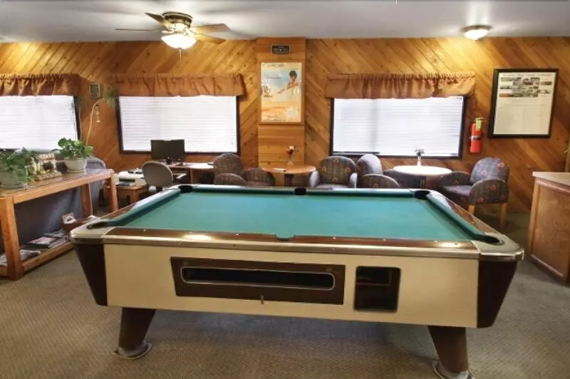 בית מלון כפרי Snow Lake Lodge