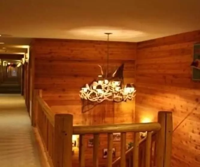 בית מלון כפרי The Lodge At Crooked Lake