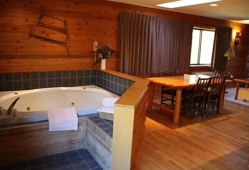 בית מלון כפרי The Lodge At Crooked Lake