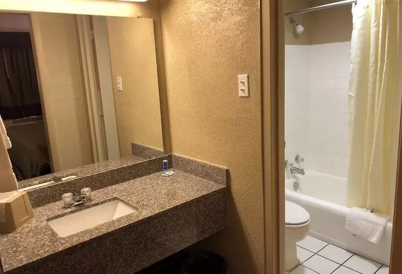 ホテル Travel Inn Bristol Near State Street