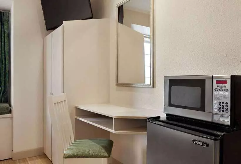 Microtel Inn & Suites Lodi