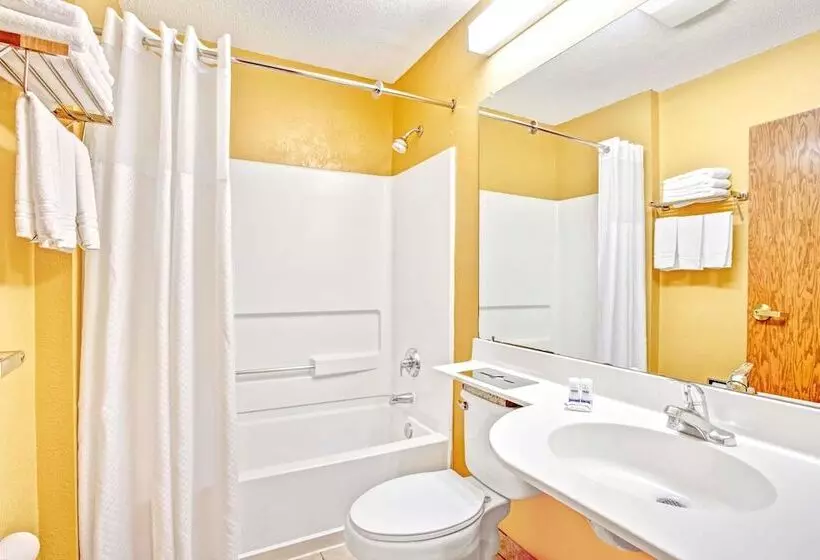 Microtel Inn & Suites Newport News