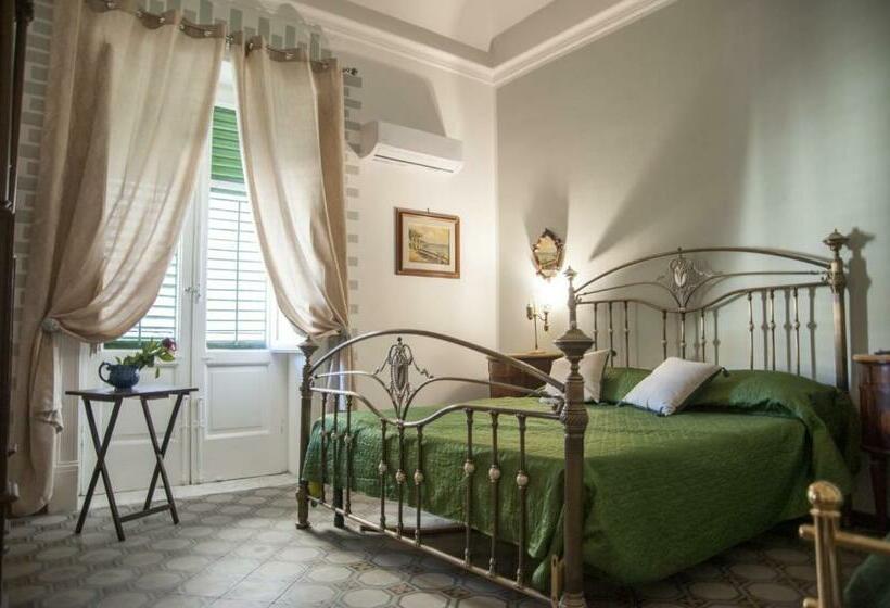 تختخواب و صبحانه Amaranta