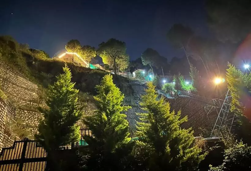 هتل Popping Pines Resort