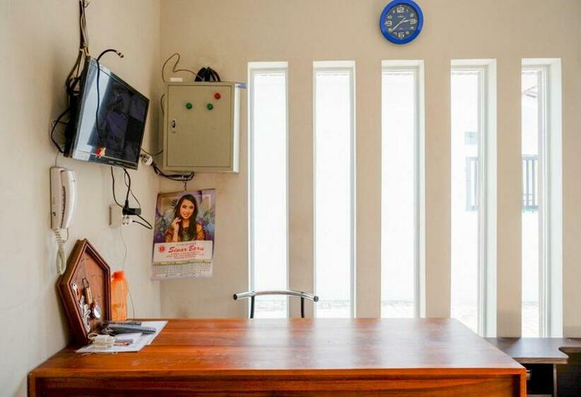 Pensjonat Reddoorz Plus Syariah Near Stasiun Tegal 2