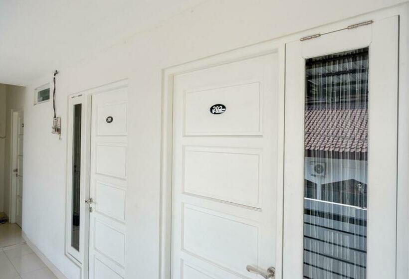 Pensjonat Reddoorz Plus Syariah Near Stasiun Tegal 2