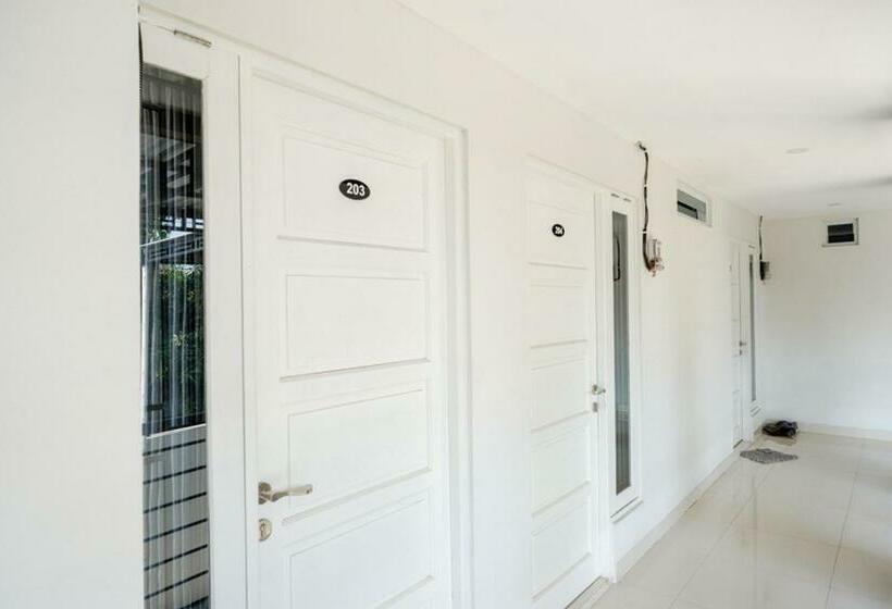 Pensjonat Reddoorz Plus Syariah Near Stasiun Tegal 2